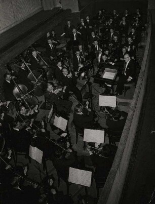 Das Orchester der Städ. Oper und Prof. Rother