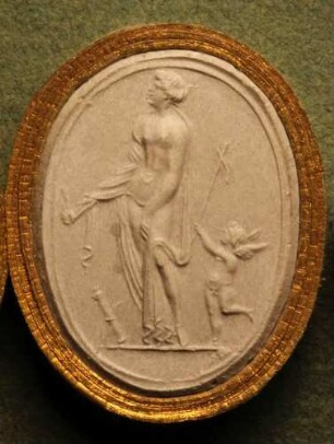 Venus, eine brennende Fackel tragend, gefolgt von Cupido (Daktyliothek, Erstes Mythologisches Tausend)
