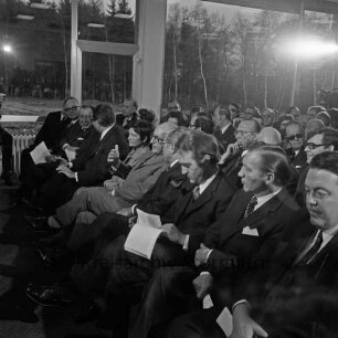 Friedrich-Ebert-Stiftung: Am Kratt: Heimvolkshochschule: Eröffnung: unter den Gästen Bürgermeister Manfred Samusch, Bürgervorsteher Heinz Beusen, nordrhein-westfälischer Ministerpräsident Heinz Kühn, niedersächsischer Ministerpräsident Alfred Kubel, Johannes Rau, Landrat Wennemar Haarmann, Bundesgeschäftsführer der SPD Holger Börner, 9. Februar 1973