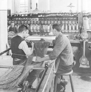 Einhängen : Technikgeschichte | Technologie | Fasern, Gespinste und Gewebe | Gardinen Weberei