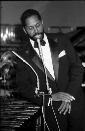 Donaueschingen: Donaueschinger Musiktage; Stadthalle; Modern Jazz Quartet; John Lewis am Mikrophon