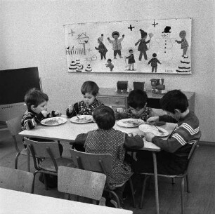 Dresden-Johannstadt, Elisenstraße. Kindergarten. Kinder beim Mittagessen im Gruppenraum