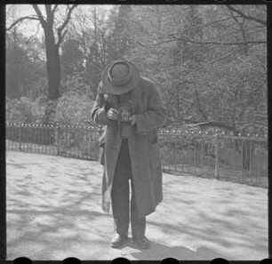 Mann beim Fotografieren