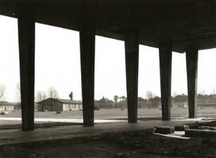 Sachsenhausen. Nationale Mahn- und Gedenkstätte. Blick aus der Gedenkhalle gegen die Baracke der Wäscherei