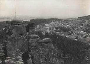 Jonsdorf, Ortsansicht : Blick von den Nonnenfelsen auf den Ort