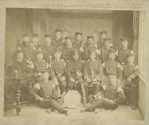 Friedrich von Gerok, Regimentsadjutant des Grenadier-Regiments Nr. 123 Gruppenbild mit Spielleuten, 1878, stehend oder sitzend, in Uniform und Mütze, vorwiegend Brustbilder