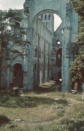 Blick von Nordosten in die Ruine der Klosterkirche Notre-Dame in Jumièges (Aufnahme im Rahmen der Fotokampagne im besetzten Frankreich)
