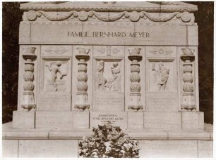 Grabmal für Familie Bernhard Meyer : Grabmal für Familie Bernhard Meyer. Sandstein (nach 1917; M. Molitor). Leipzig