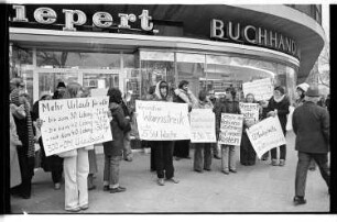 Kleinbildnegativ: Warnstreik bei Kiepert, Knesebeckstraße, 1977