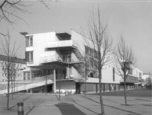 Dresden-Altstadt, Pillnitzer Straße 39. St. Benno-Gymnasium (1994-1996, G. Behnisch)