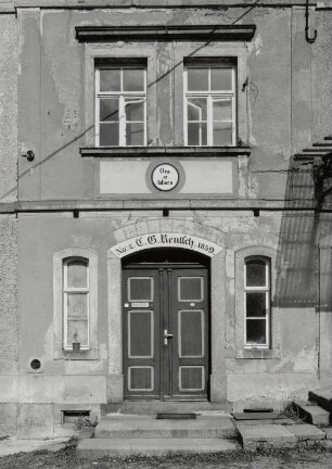 Neustadt-Polenz in Sachsen, Mühle : Neustadt-Polenz in Sachsen. Wohnhaus (bezeichnet 1859, Obermühle), Mittelweg 2. Haustür und Fenster (1. Obergeschoss)
