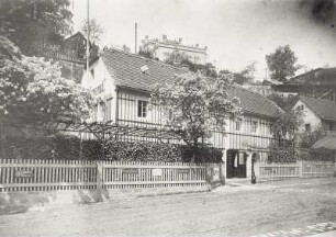 Schankwirtschaft "Zum Kamerad" mit Einfriedung. Blick von der mit Stampferde befestigten Grundstraße zur Bergstation der Standseilbahn : Dresden-Loschwitz, Grundstraße 29. Schankwirtschaft "Zum Kamerad" mit Einfriedung. Blick von der mit Stampferde befestigten Grundstraße zur Bergstation der Standseilbahn