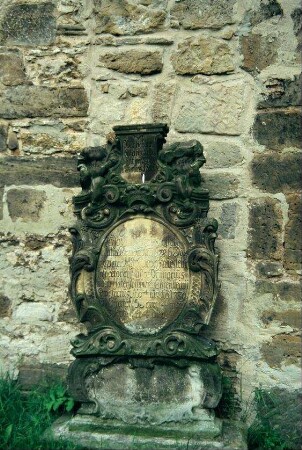 alter Grabstein an der Kirchenaußenwand