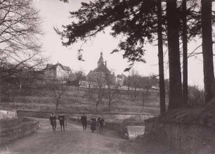 Döben, Straße mit musizierenden Jugendlichen. Blick gegen die Dorfkirche