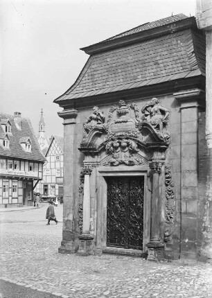 Quedlinburg, Marktkirchhof, Goetzsches Mausoleum, Portal