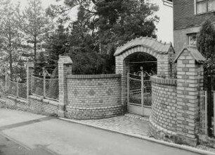 Einfriedung mit Toranlage