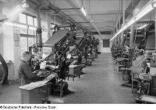 Blick in den Arbeitsraum der Maschinensetzer (Schriftsetzer)
