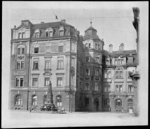 Dresden-Altstadt, Annenstraße 40. Wohnhaus (Pfarrhaus). Straßenansicht mit Standbild der Kurfürstin Anna (1869; R. Henze)