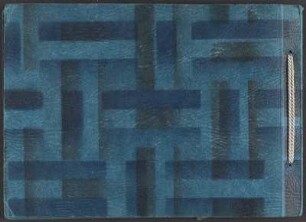 Fotoalbum mit Turn- und Freizeitaktivitäten : Fotoalbum. Papiereinband, blaue Elefantenhaut mit geometrischem Muster in Blau und Schwarz, mit Kordelbindung, H 17,4 x B 24,5 x D 0,8 cm (1920/1932). Dresden: SLUB/DF 2019.C.104