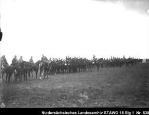 Geländeübung und Besichtigung des Feld-Artillerie-Regiments Nr. 46 Enthält: Platte 8, in Gruppen aufgestellte Soldaten zu Pferd, von links nach rechts: Offiziere, Blaskapelle, mit Pferden bespannte Geschützlafetten