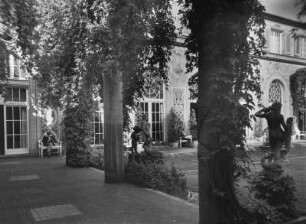 Deutschland. Bad Kissingen. Kurgarten. Blick in den Schmuckhof des Arkadenbaus