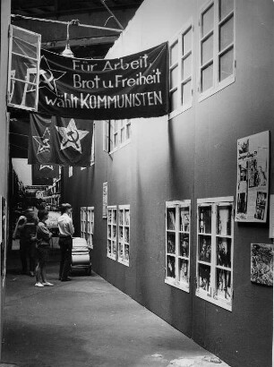 Hamburg-Winterhude. Ausstellung "Vorwärts und nicht vergessen!" in Kampnagel, einer ehemaligen Maschinenfabrik, die als Veranstaltungsort für zeitgenössische darstellende Kunst genutzt wird.