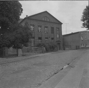 Peitz Kr.Cottbus. Molkerei, Liebroser Str. um 1920. Straßenansicht