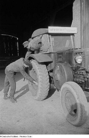 Traktoristen an einem Traktor