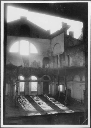 Hamburg-Altona. Dia ausgebrannte Ruine des Stadttheaters Altona. Aufgenommen 1946