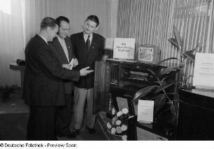 Radiogeräte des VEB Stern-Radio Straßfurt auf der Leipziger Herbstmesse 1954