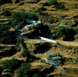 Archaischer Löwe von Kea nordöstlich von Ioulida in terrassiertem Gelände