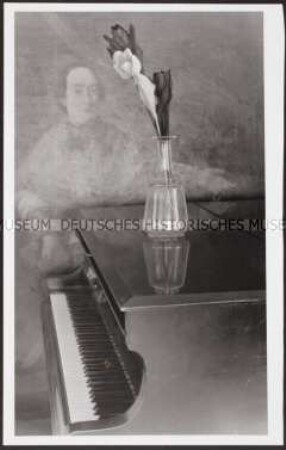 Tulpenvase steht auf einem Klavier (Sonderthema: Anders leben)