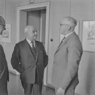 Eröffnung Ausstellung sorbischer Künstler : Bautzen. Ausstellung sorbischer Künstler. Eröffnungsfeier, Gespräch zwischen Ausstellungsbesuchern