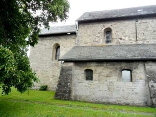 Heringhausen-(Evangelische Kirche) - Langhaus Traufseite Nord mit Seitenschiff Nord (Strebepfeiler) sowie Rechteeckchor über Kirchhof-21062013Heri--