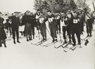 Johanngeorgenstadt, Internationales Wintersportfest der Arbeitersportler, Skiläufer am Start, 31.01-01.02.1931