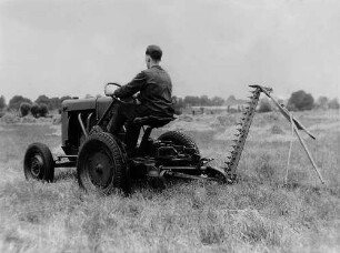Stock-Diesel-Schlepper mit Anbaumähwerk