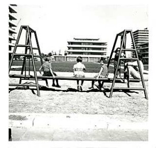 Hansjakob, Gottfried; München - Englschalking, Englschalkingerst. / Elektrastr.; Wohnanlage Cosimapark und Wohnanlage an der Englschalkinger-/ Elektrastraße - Cosimapark, Blick vom Spielplatz Richtung Wohnanlage