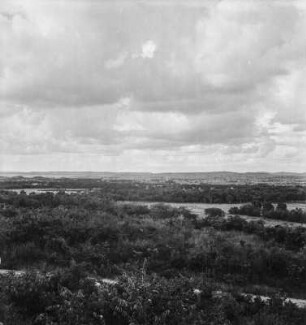 Regenwald : Blick über den Regenwald in der Region Kigoma, in der Mitte ein Fluss