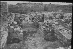 Tell el-mutesellim [Megiddo], Stratum VII B Stadttor und Pflaster. Stratum VI-Stadttor links oben