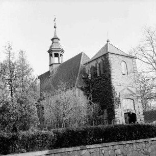 Schlosskirche: Außenaufnahme: Blick von Nordwesten: im Vordergrund Kirchhofsmauer