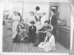 Kreuzfahrten der Hamburg-Amerika Linie, um 1911/1913. Gruppenbild mit kostümierten jungen Damen während eines Kostümfestes an Bord, auf dem Deck eines Hochseepassagierdampfers (vermutl. Cleveland) posierend