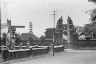 Eingang zum Tempelbezirk : Blick von einer Dorfstraße auf den Eingang der Tempelanlage