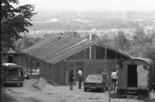Bau einer Schutzhütte für den Arbeiter-Samariter-Bund im Bergwald im Rahmen einer Arbeitsbeschaffungsmaßnahme ABM