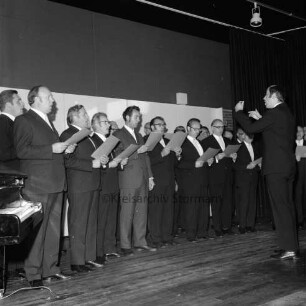 15-jähriges Jubiläum: Feierstunde: Hauptschule mit Realschulzug, Schützenstraße: Aula: Oldesloeer Männerchor von 1844 singt: rechts Chorleiter: links Flügel