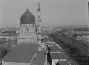 Dresden-Friedrichstadt. Blick vom Kühlhaus nach Nordosten über Kuppel und Minarett der Zigarettenfabrik "Yenidze" (1909, Martin Hammitzsch) und Eisenbahn- und Marienbrücke Richtung Neustadt