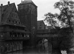 Fachwerkhaus am Fluss : Fachwerkhaus an der Pegnitz in Nürnberg fotografiert von der Maxbrücke.