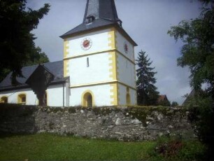 Ansicht von Südosten mit Kirche (im Kern gotisch-Kirchturm als Chorturm mit Turmchor-Schießscharten im Mittelgeschoß) über Kirchhofmauer (Wehrgang mit Steinbrüstung im 19 Jh abgetragen)