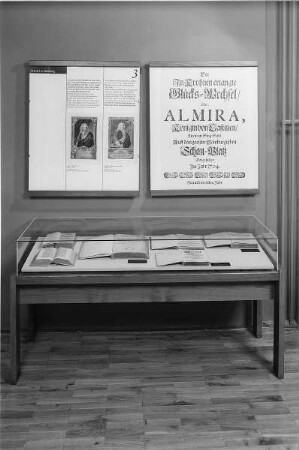 Halle (Saale), Händel-Haus. Raum 3: Händel in Hamburg. Schautafeln (J. Mattheson und B. H. Brockes / Titelblatt des Almira-Textbuches) und Vitrine mit Schriften von Mattheson