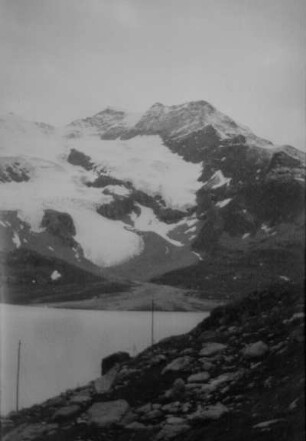 Gebirgssee, vielleicht in den Alpen