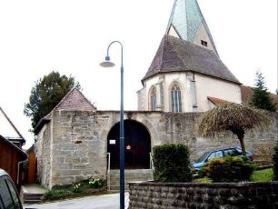 Ansicht von Nordosten mit Kirche (gotisches Hochchor) über Kirchhofmauer und ehemaligem Kammertor
